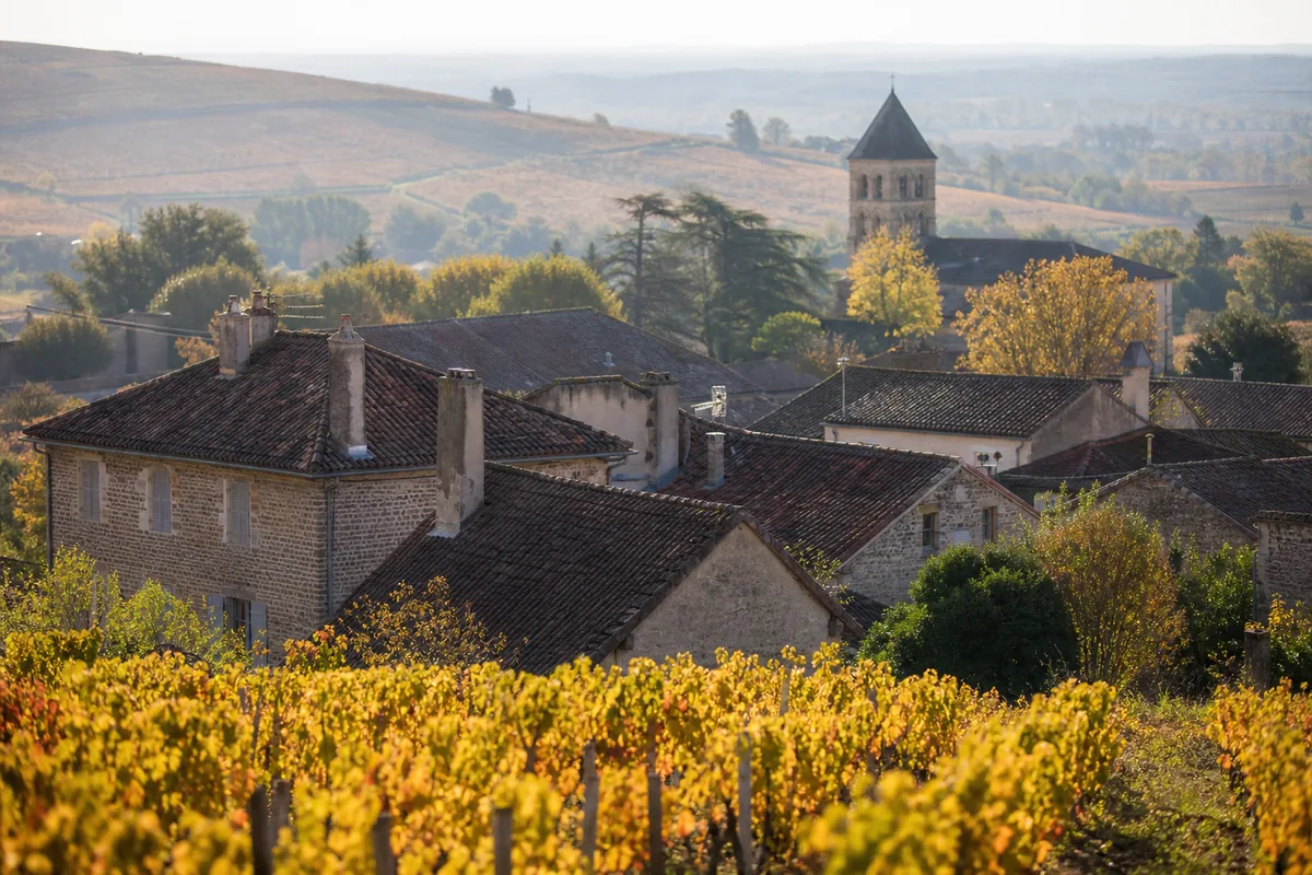Toits en pierre d’un village du Mâconnais viticole en Saône-et-Loire